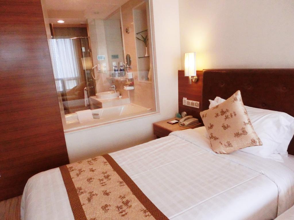Ramada Plaza Guangzhou Hotel Room photo